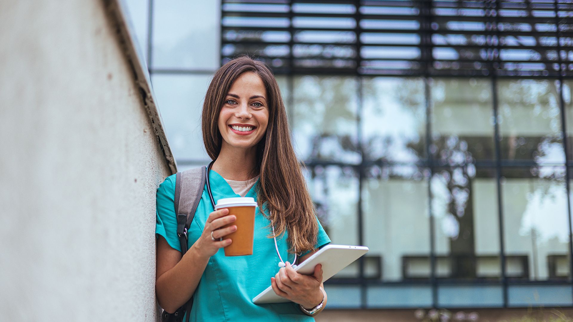 Medizinstudentin vor der Klinik