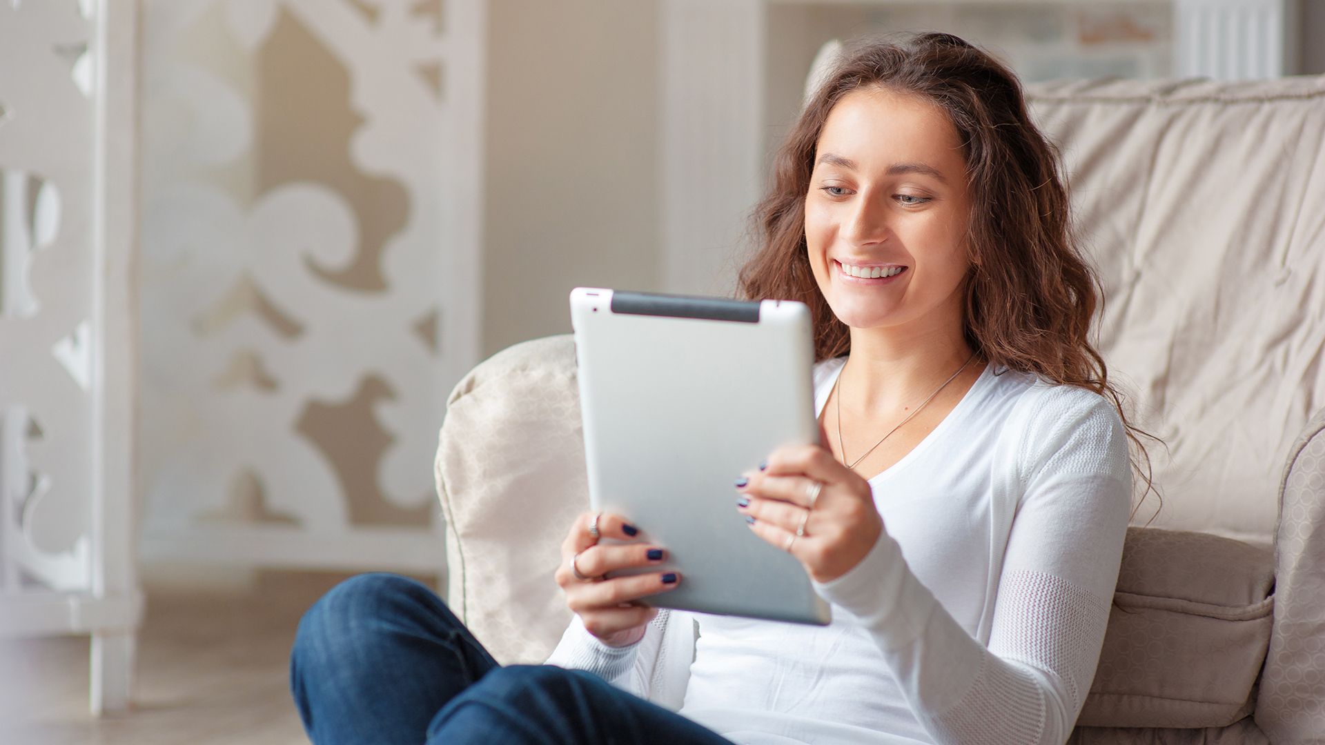 Studentin mit Tablet in der Hand