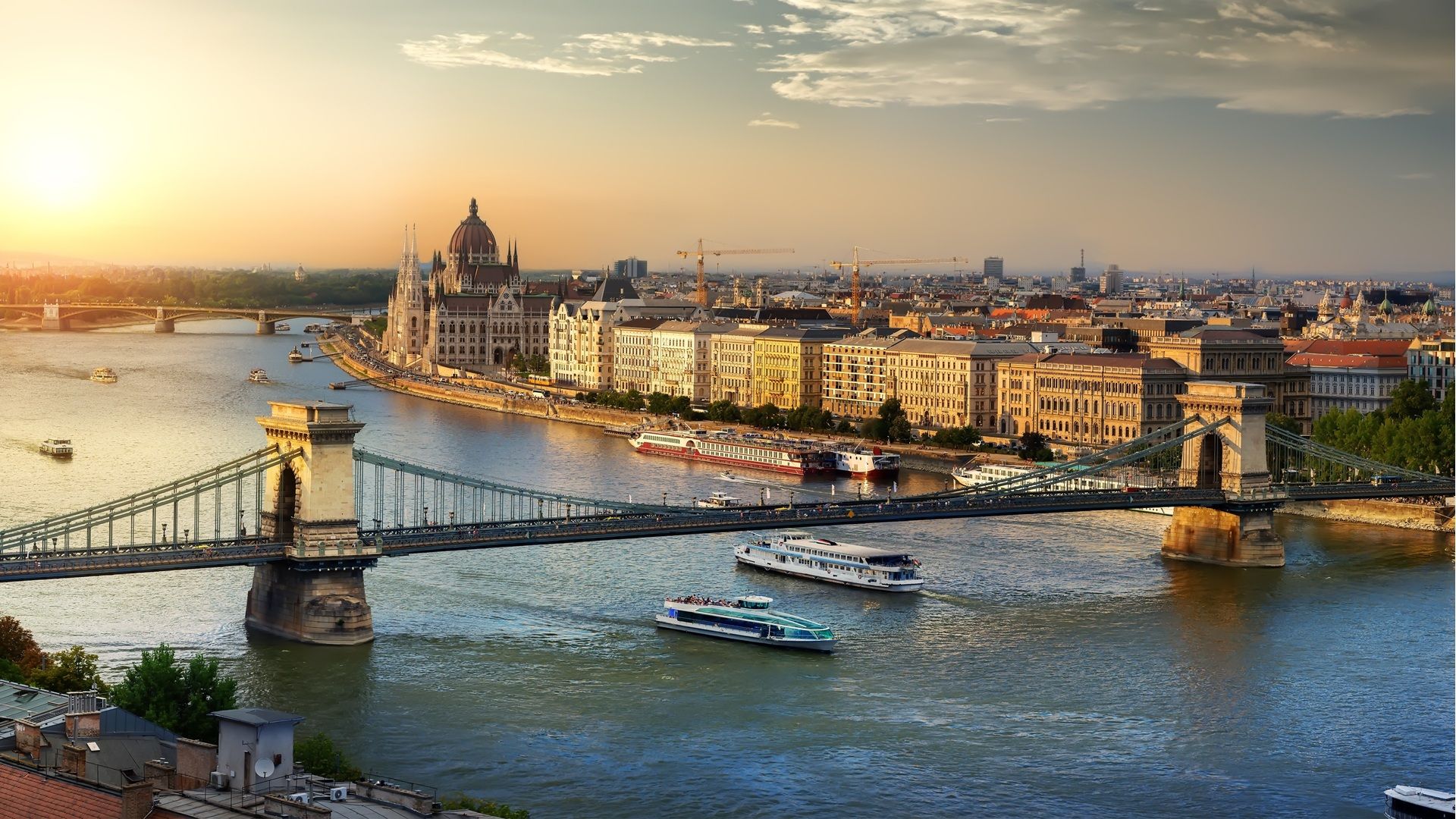 Budapest mit Brücke und Fluss.