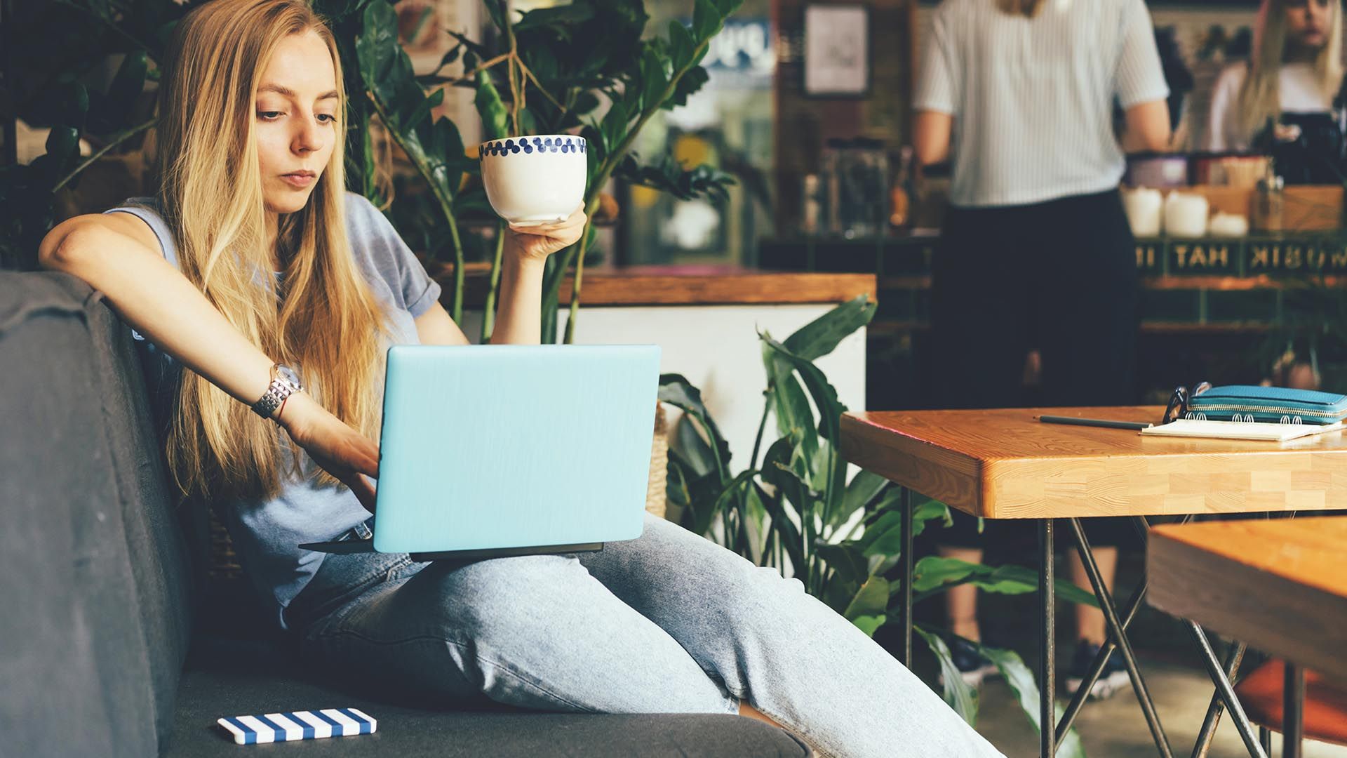Studentin mit Kaffeetasse