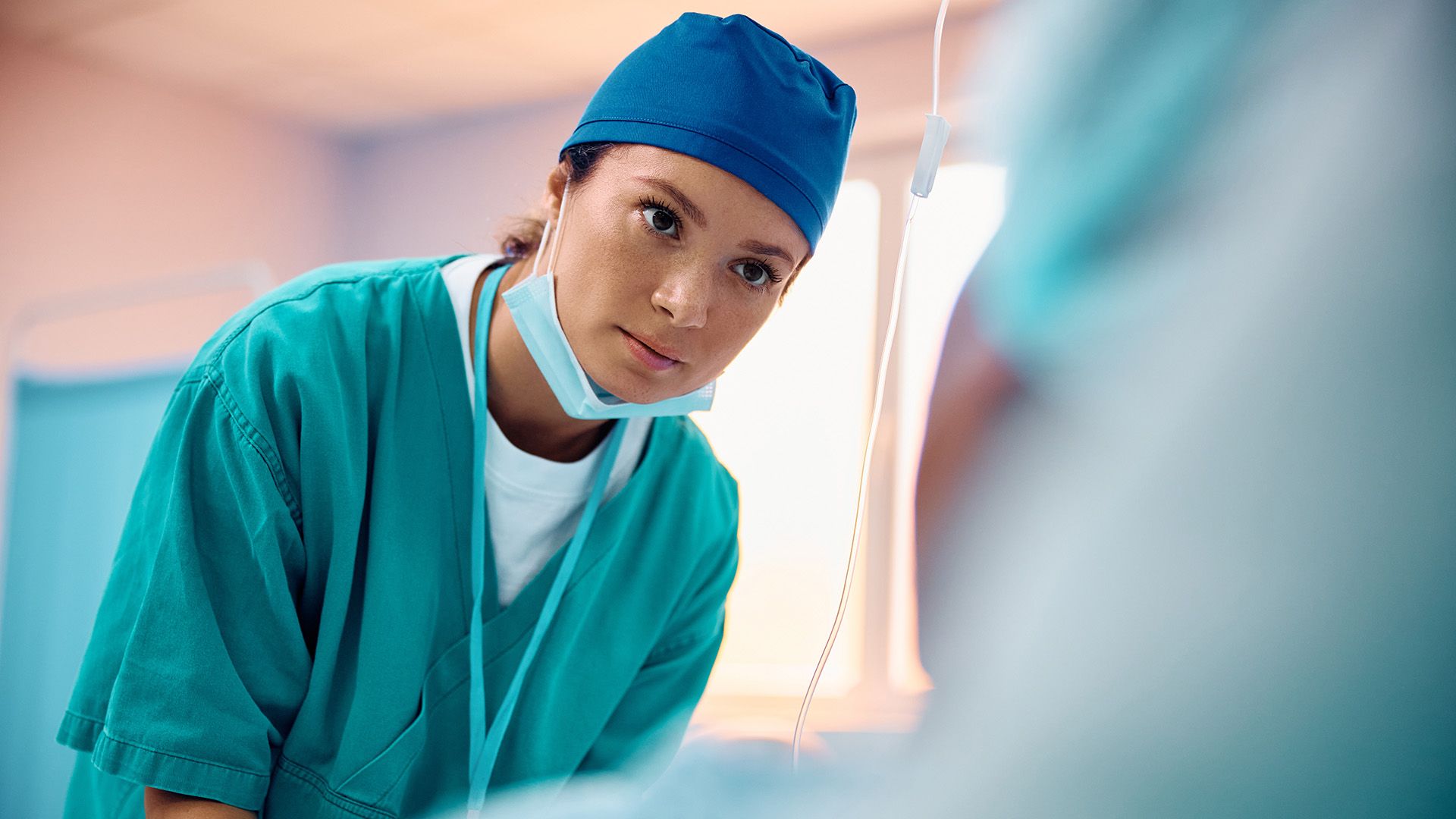 Ärztin am Patientenbett auf der Intensivstation.
