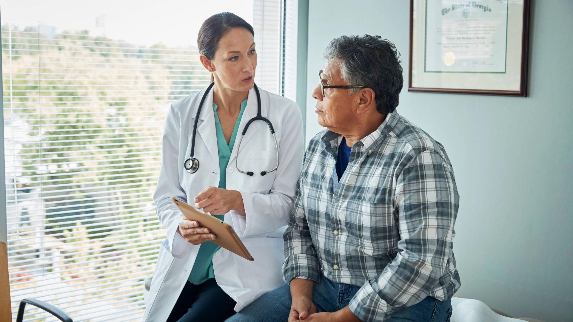 Ärztin führ Gespräch mit Patienten