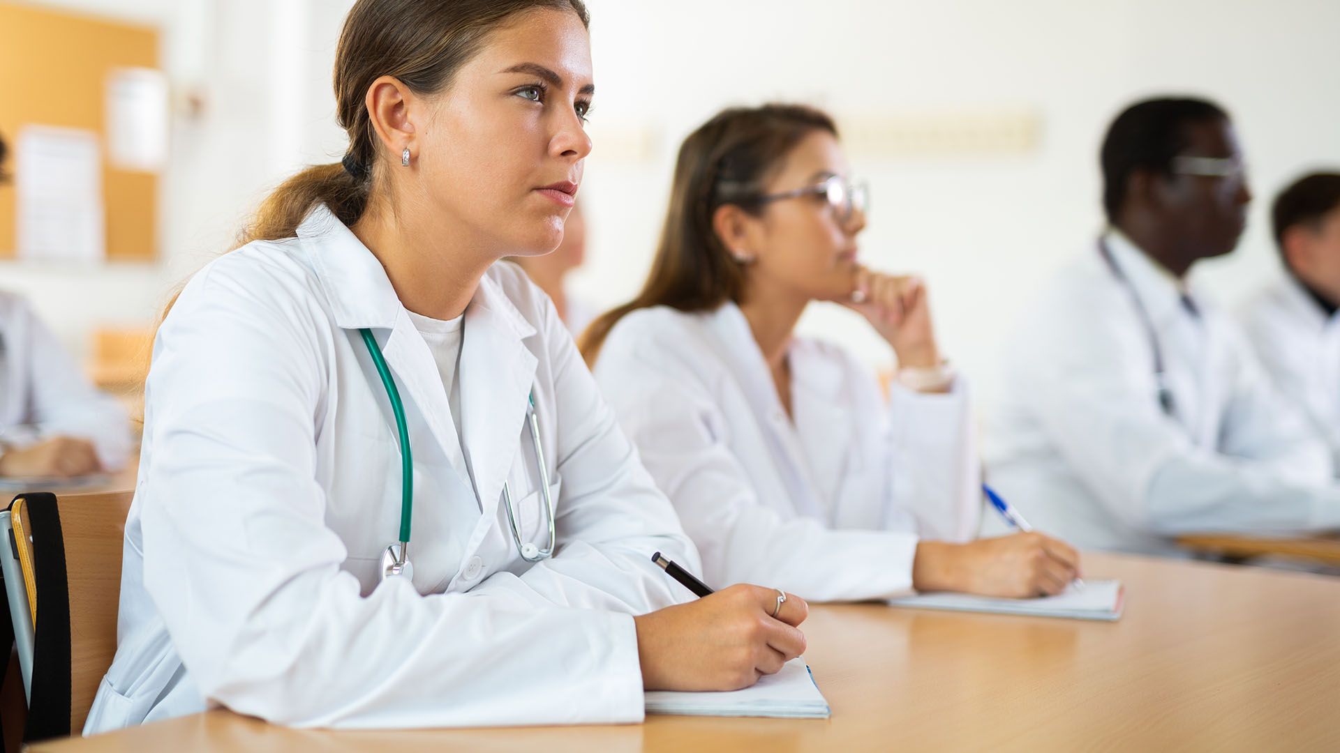Medizinstudentin in Vorlesung