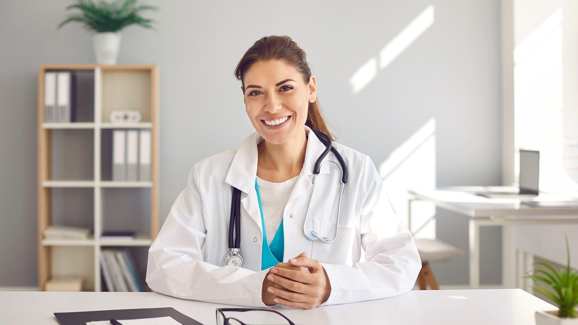 Ärztin am Schreibtisch