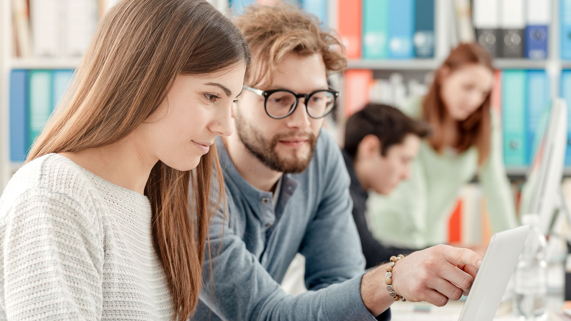 Schülerin am Laptop