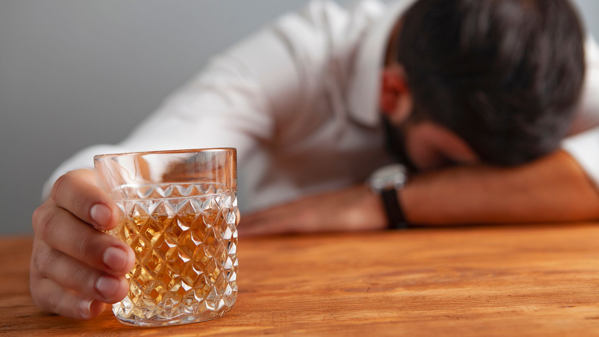 Mann mit einem Glas Alkohol