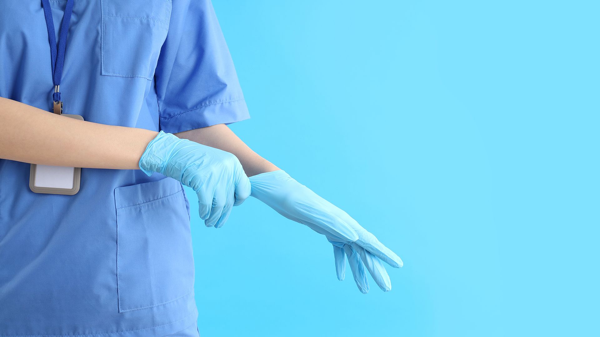 Pflegekraft mit Handschuhen