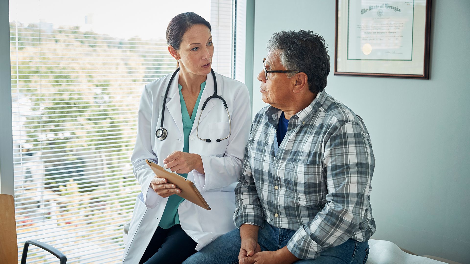 Ärztin überbringt Nachtricht an Patient