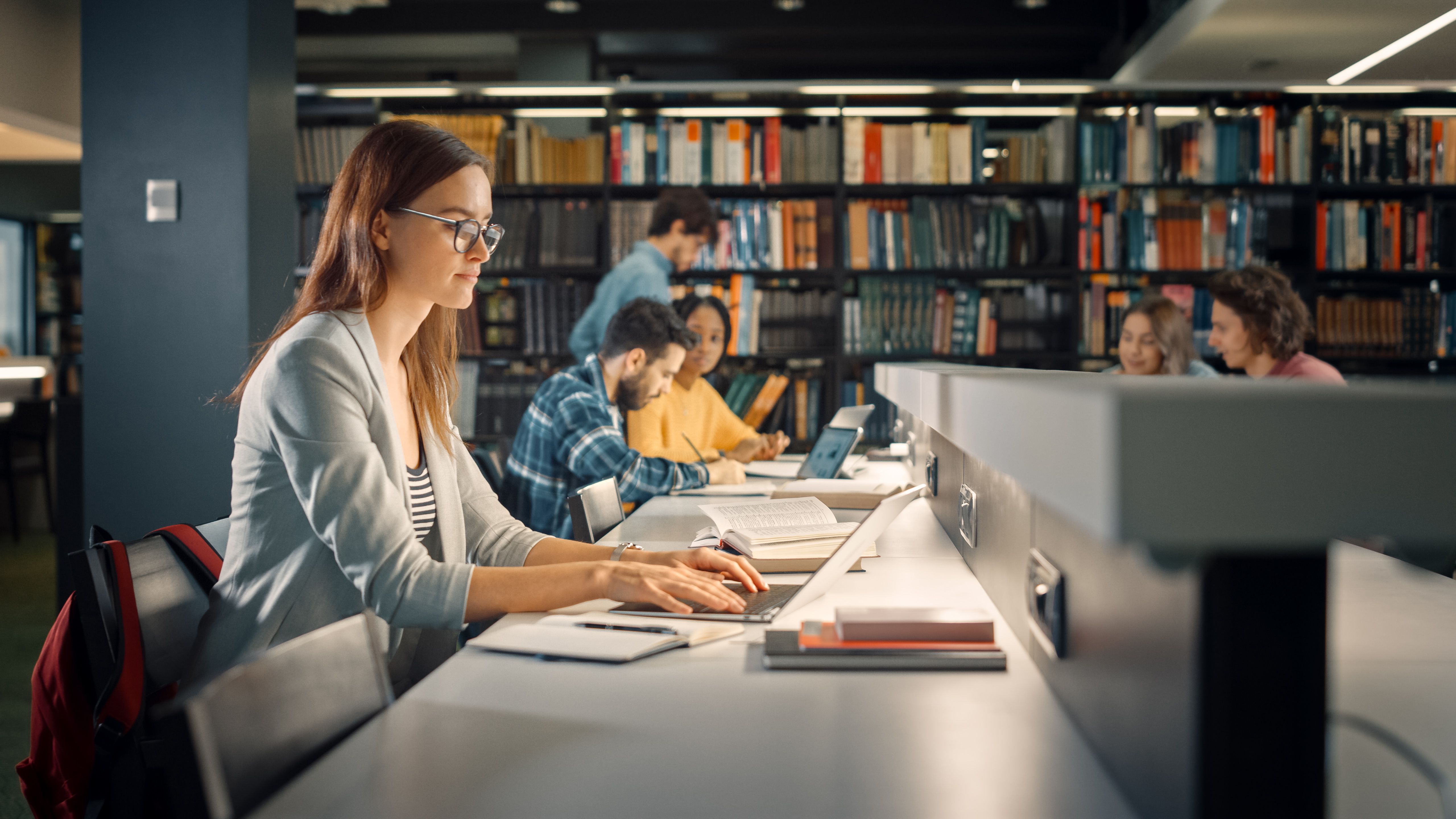 Studierende in der Bibliothek