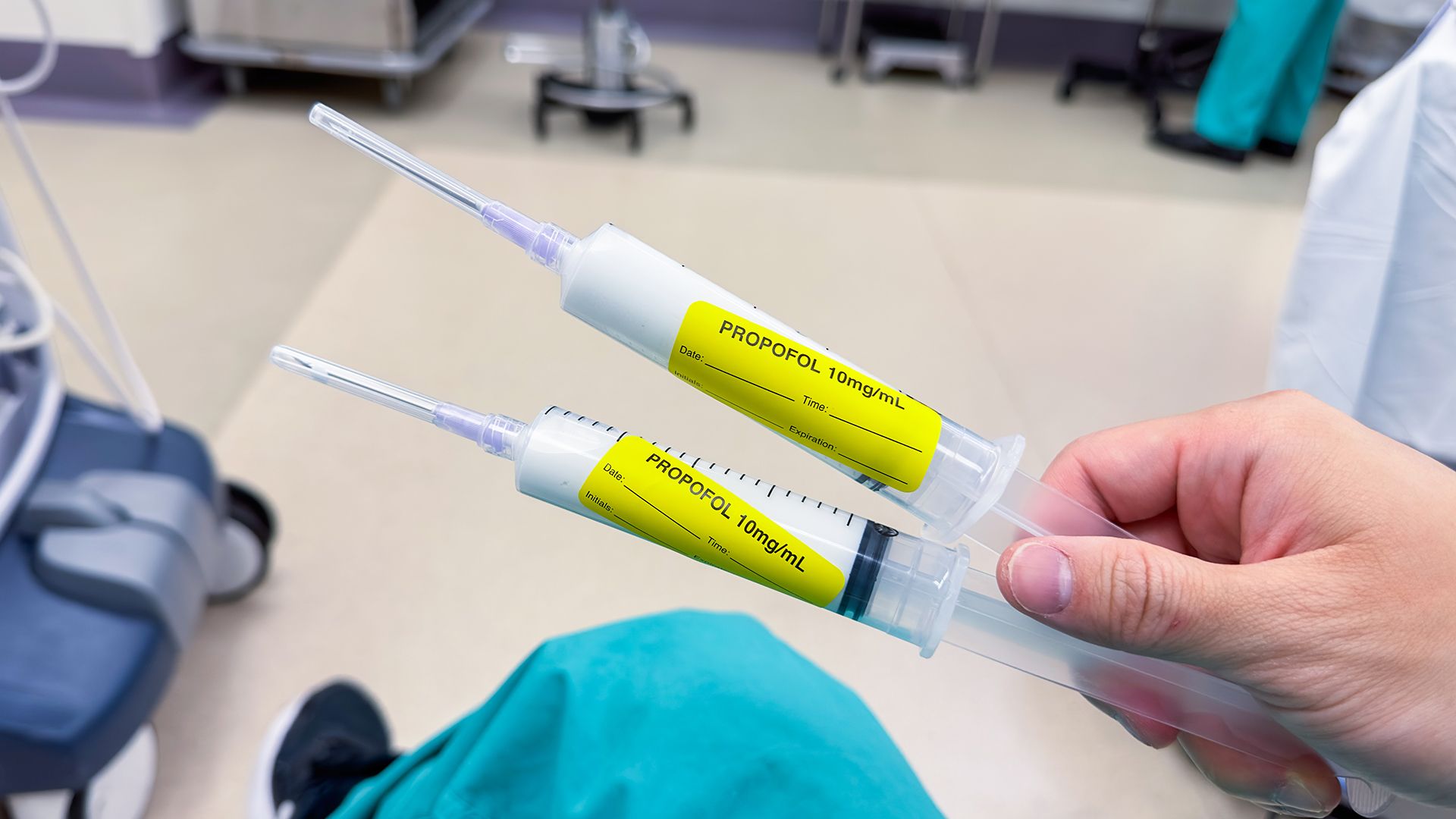 OP-Fachkraft hält 2 Propofol Spritzen in der Hand.