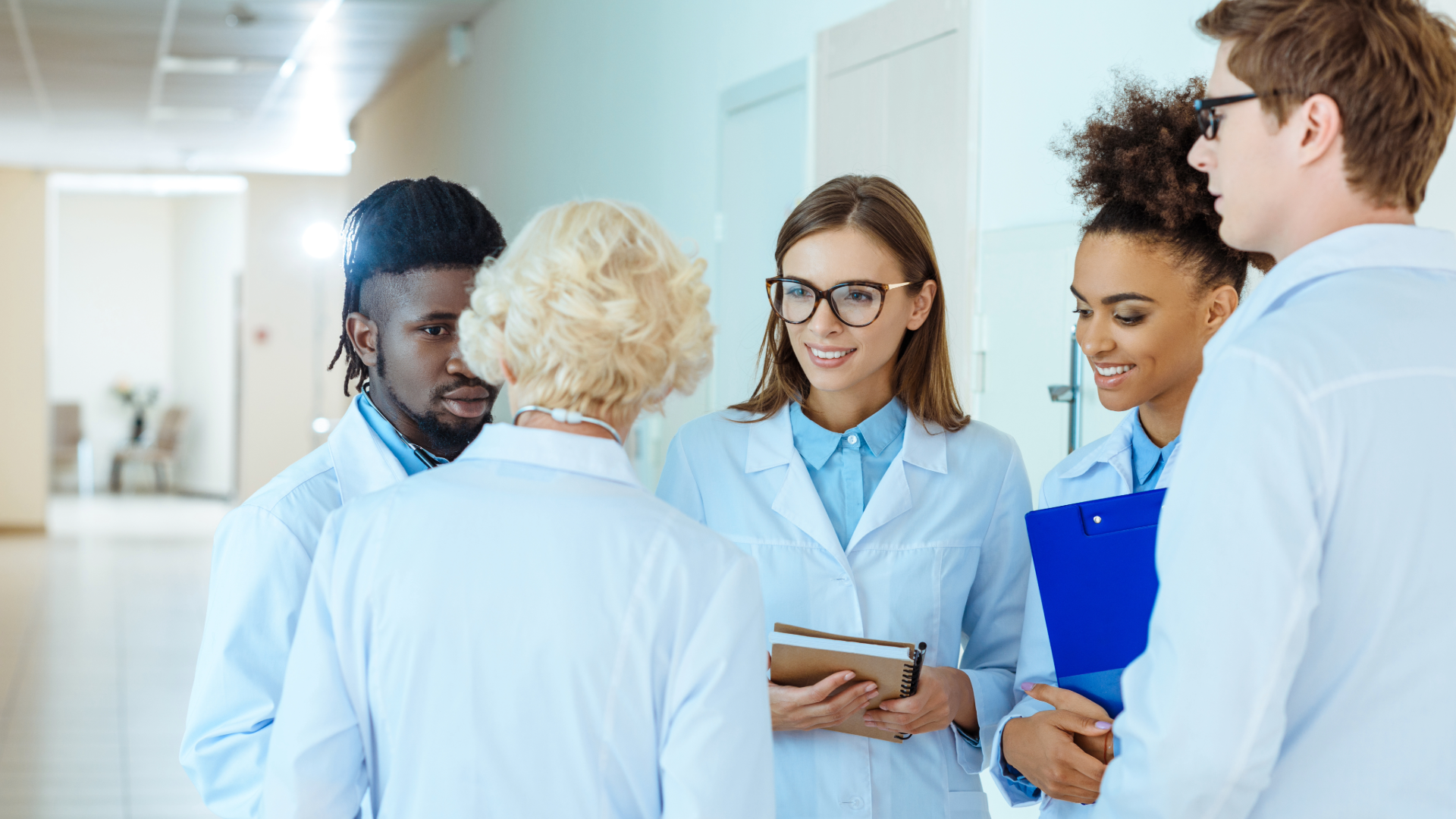 Besprechung von Ärzten / Ärztinnen im Krankenhaus