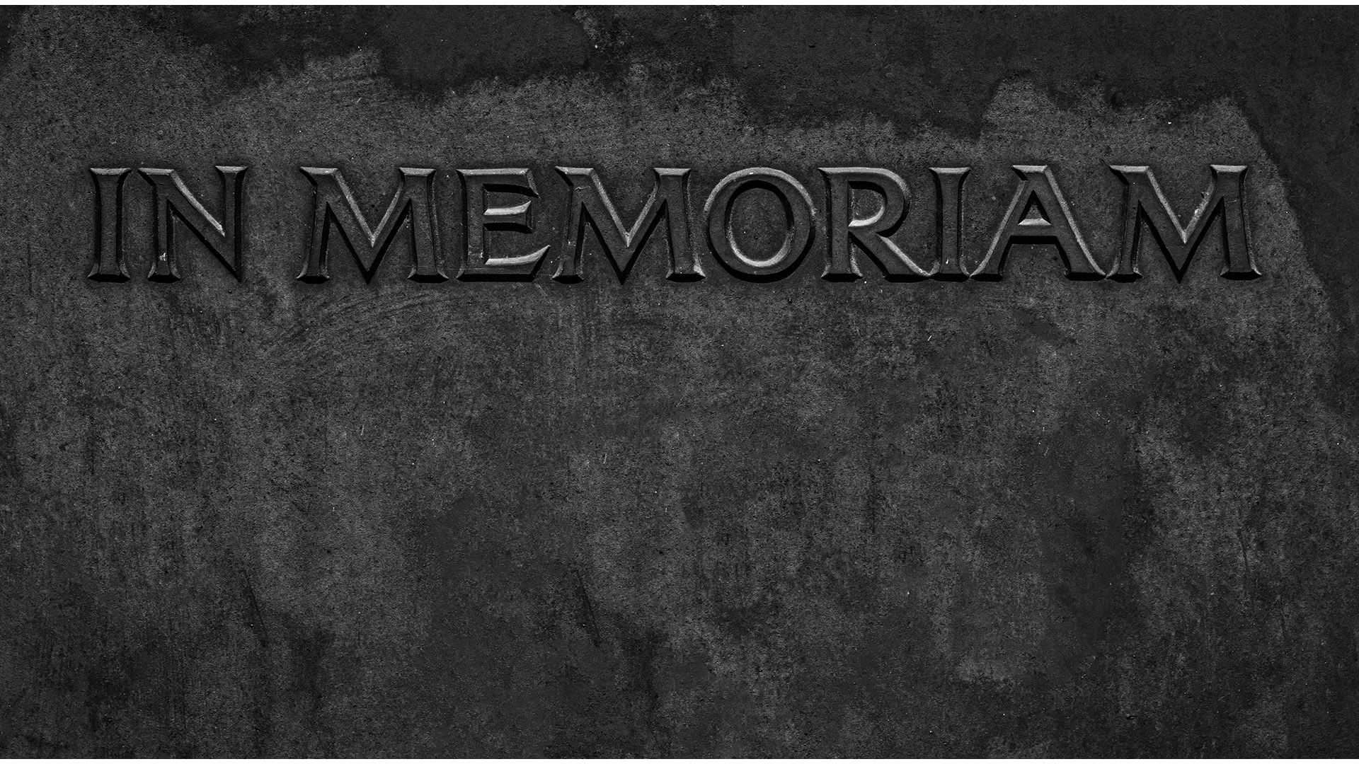 Schwarze Tafel mit Aufschrift: IN MEMORIAM.