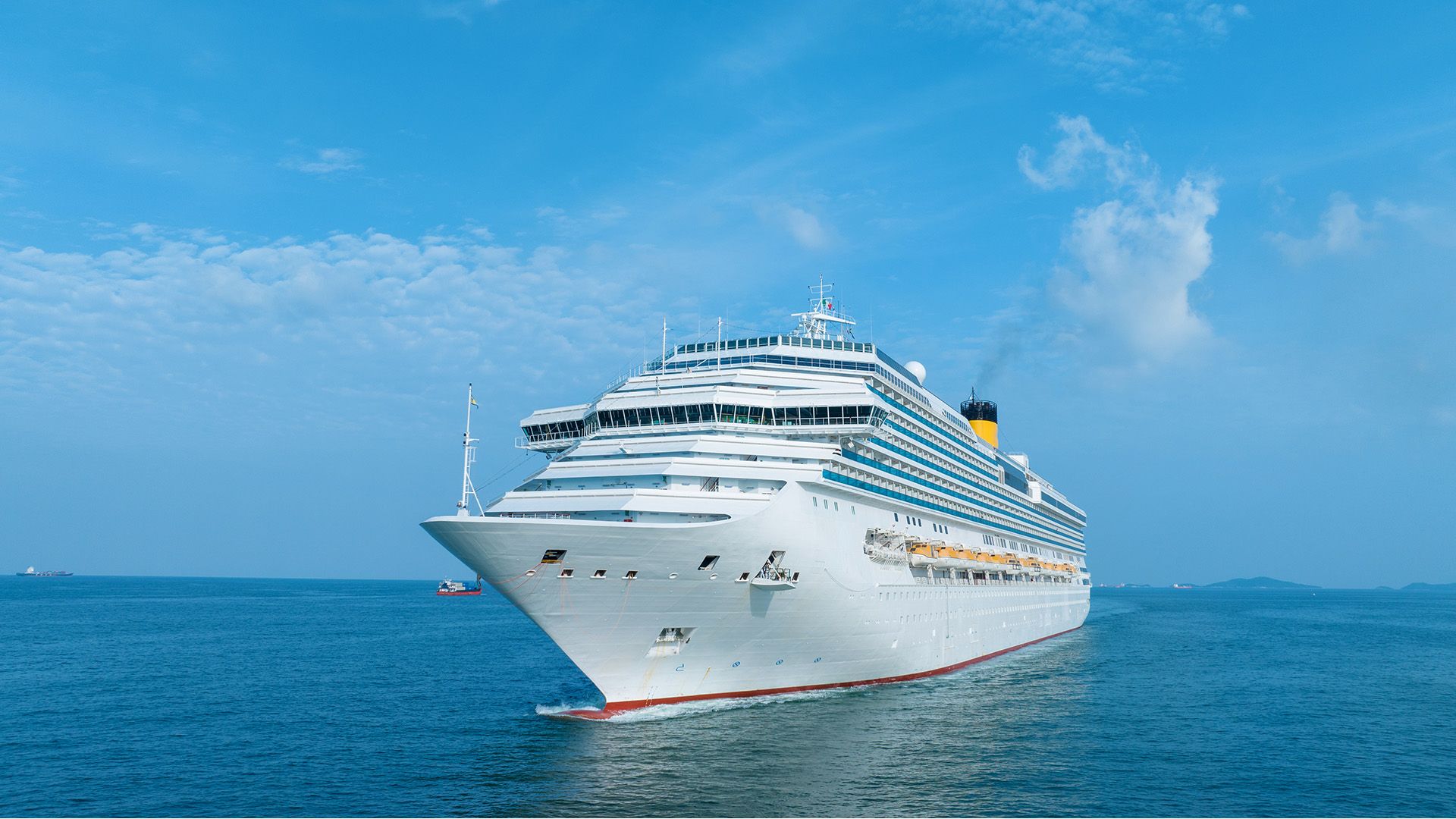 Kreuzfahrtschiff auf dem Meer.