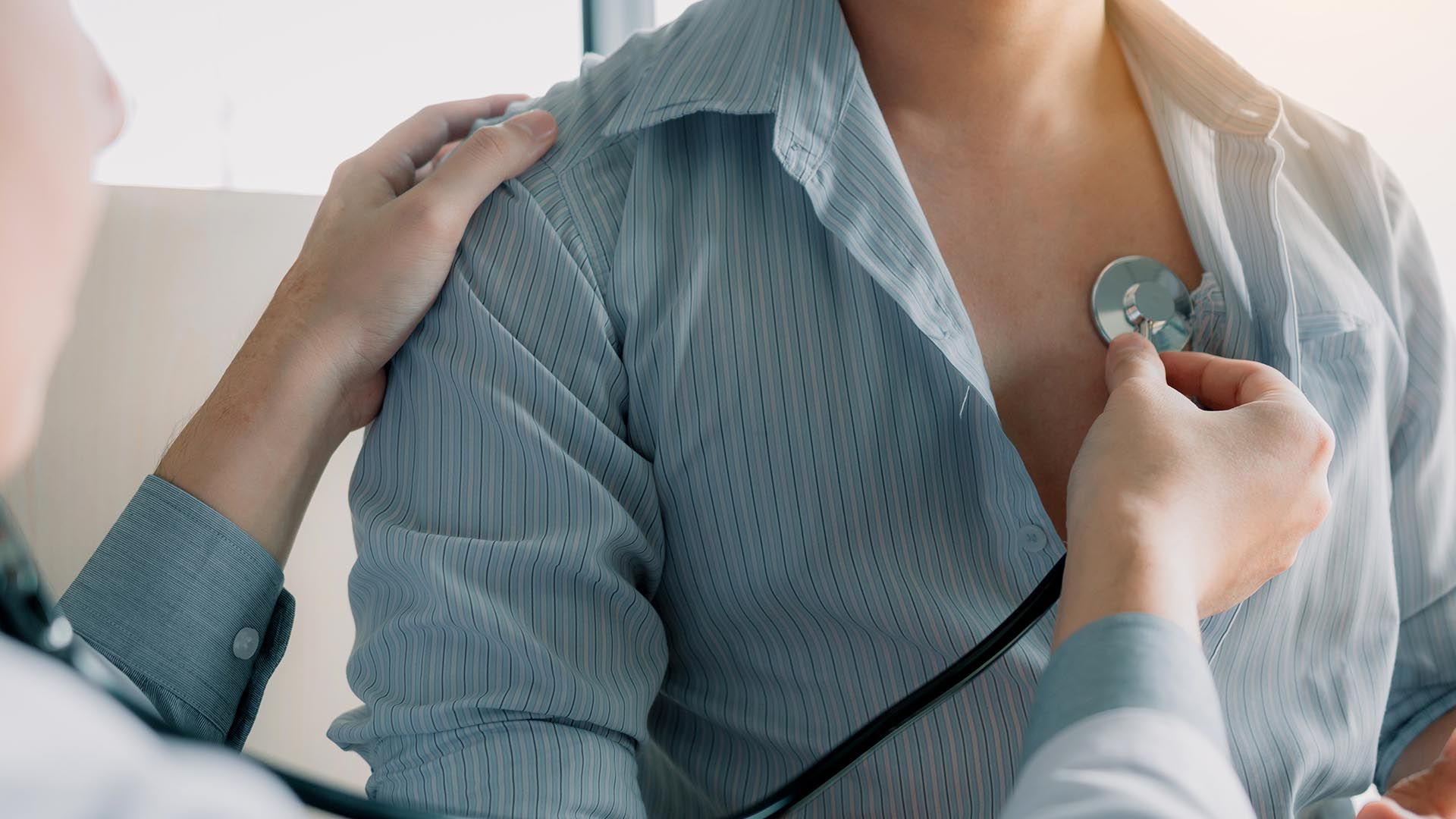 Arzt hört Patienten ab mit einem Stethoskop
