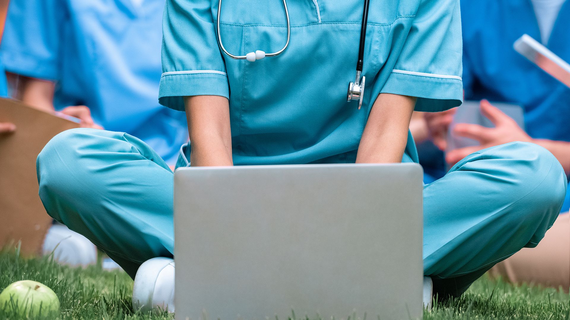 Medizinstudentin mit Laptop