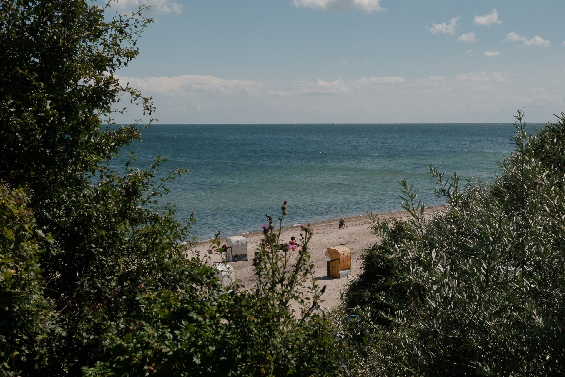 Take some time off by the sea! These cabins are located near the North Sea or the Baltic Sea.