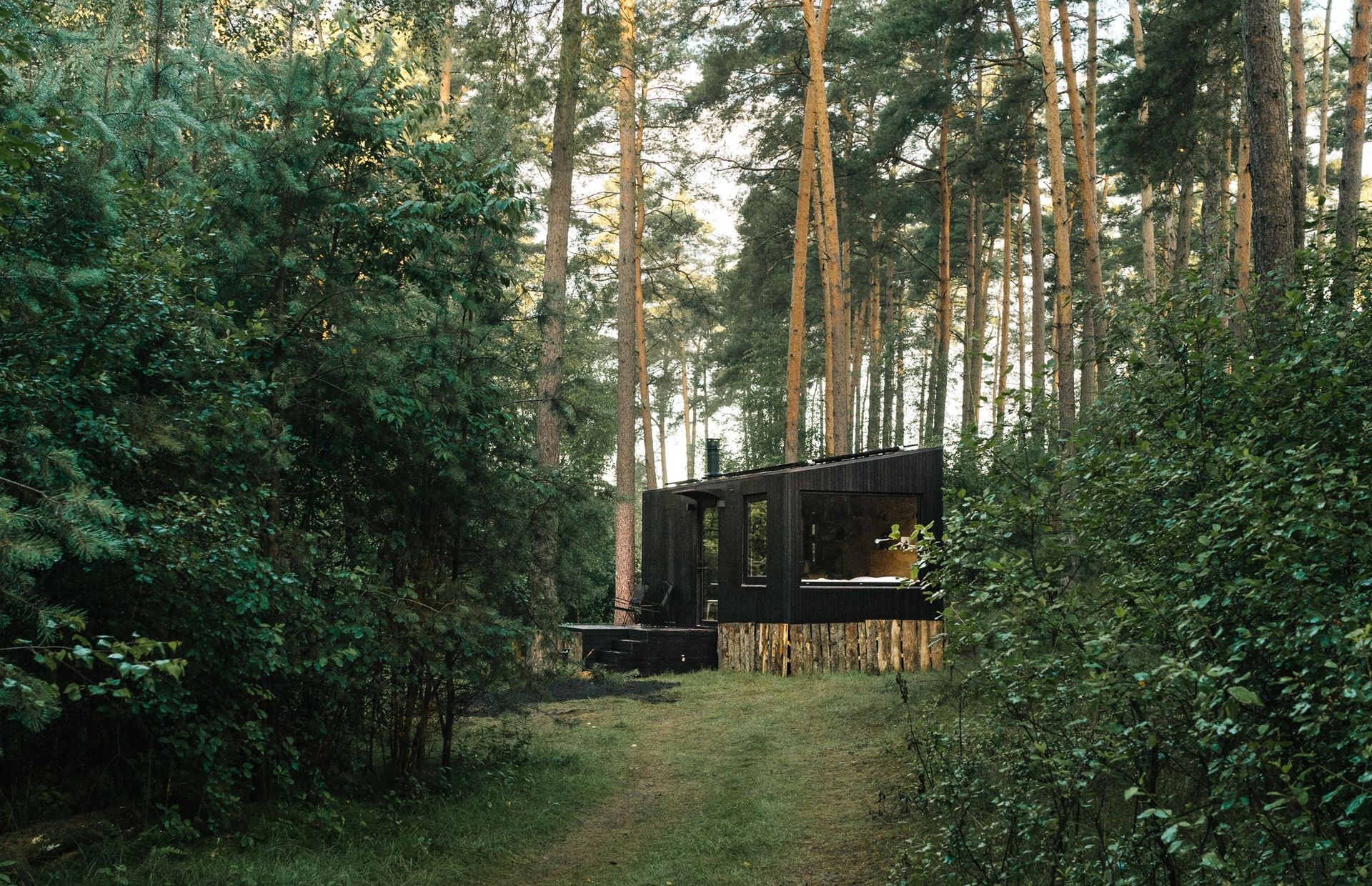 Entfliehe dem Alltagsstress und übernachte in unseren Cabins im Wald!
