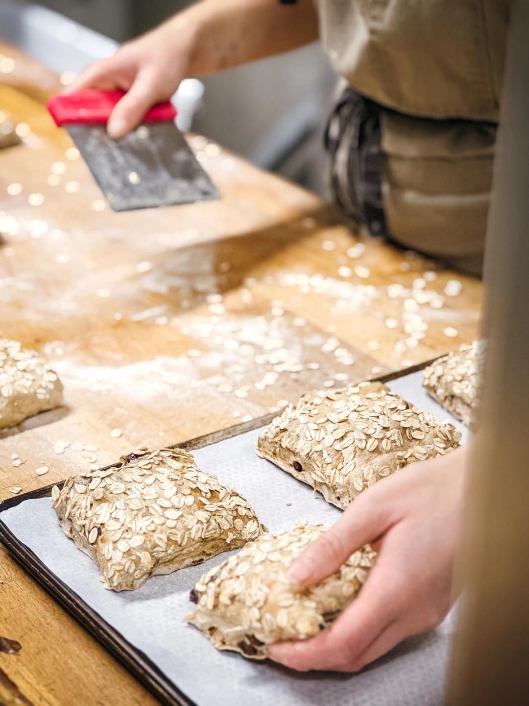 Bunding - baking buns with Valentin