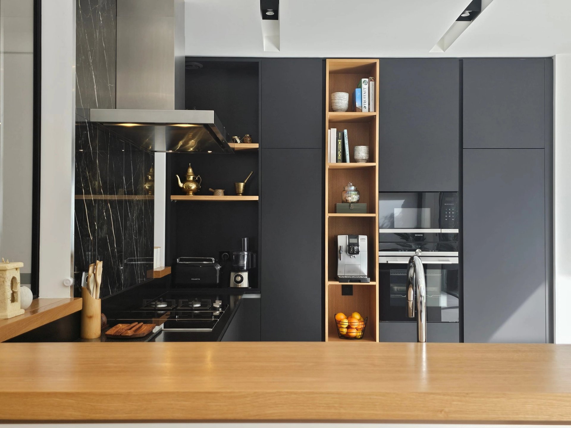 Villa Casanova, Cannes — cuisine, rénovation de villa par Créa'Home