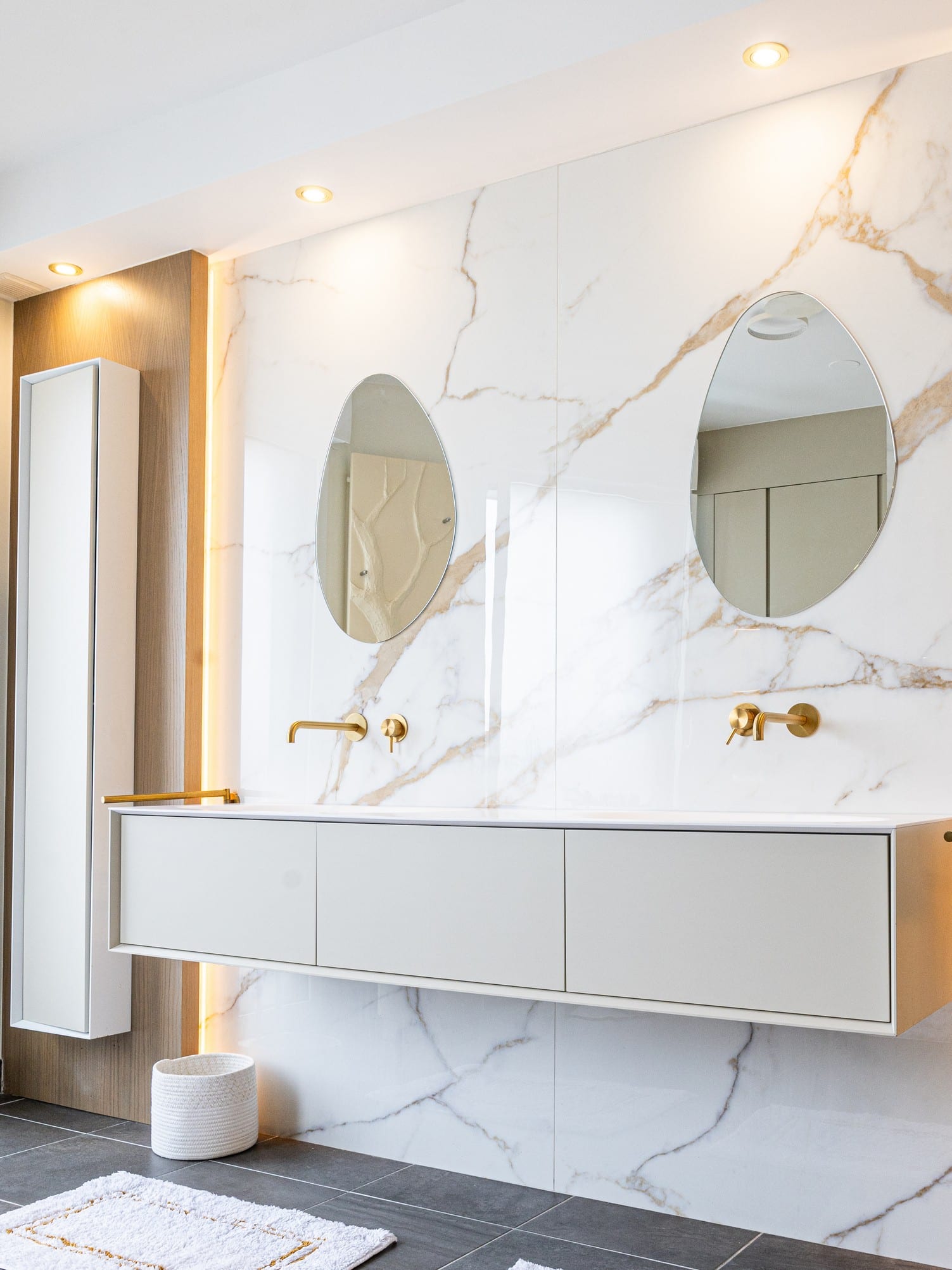 Hergé — salle de bain, rénovation d'appartement par Créa'Home