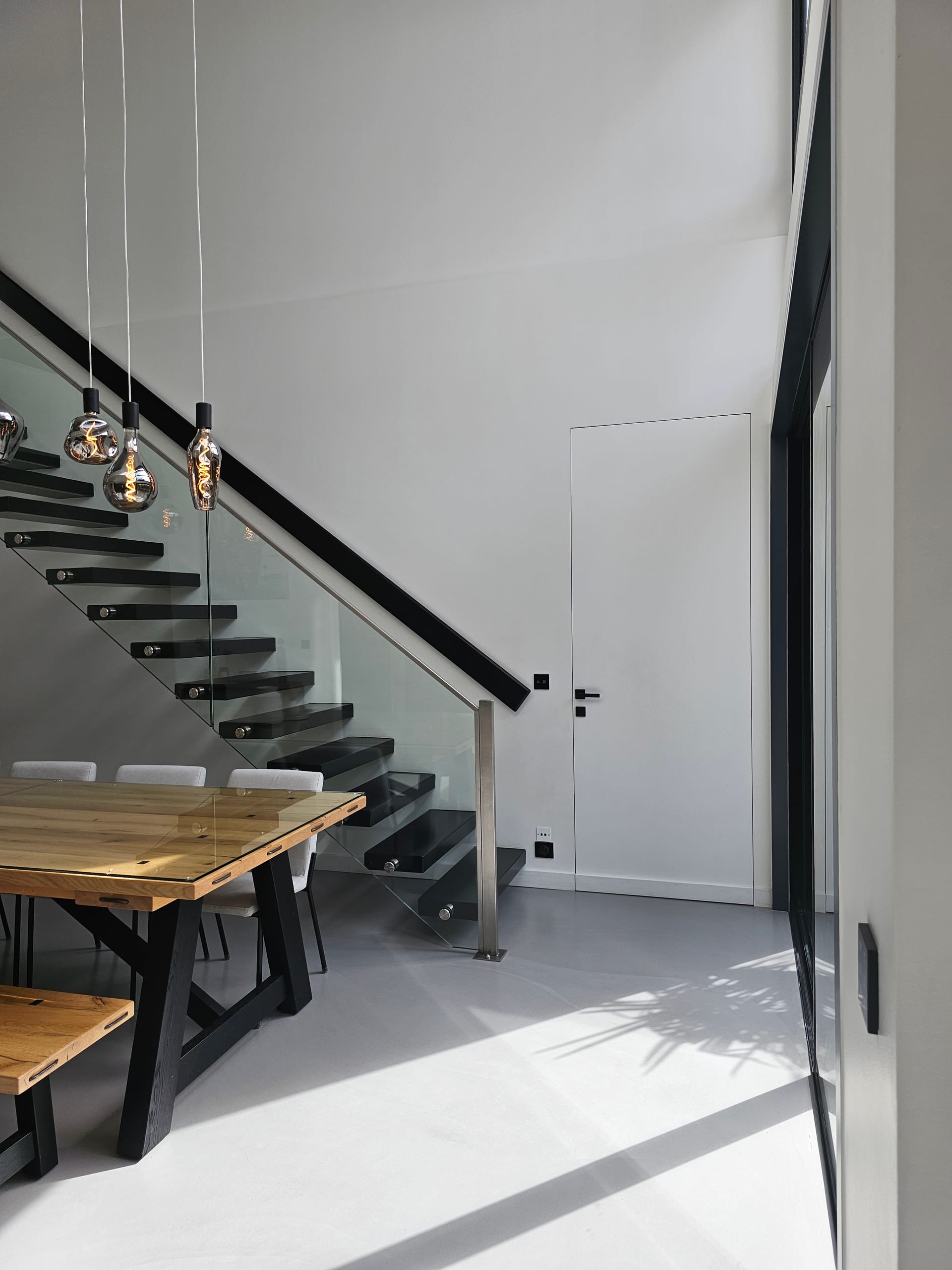 Villa Casanova, Cannes — escalier, rénovation de villa par Créa'Home