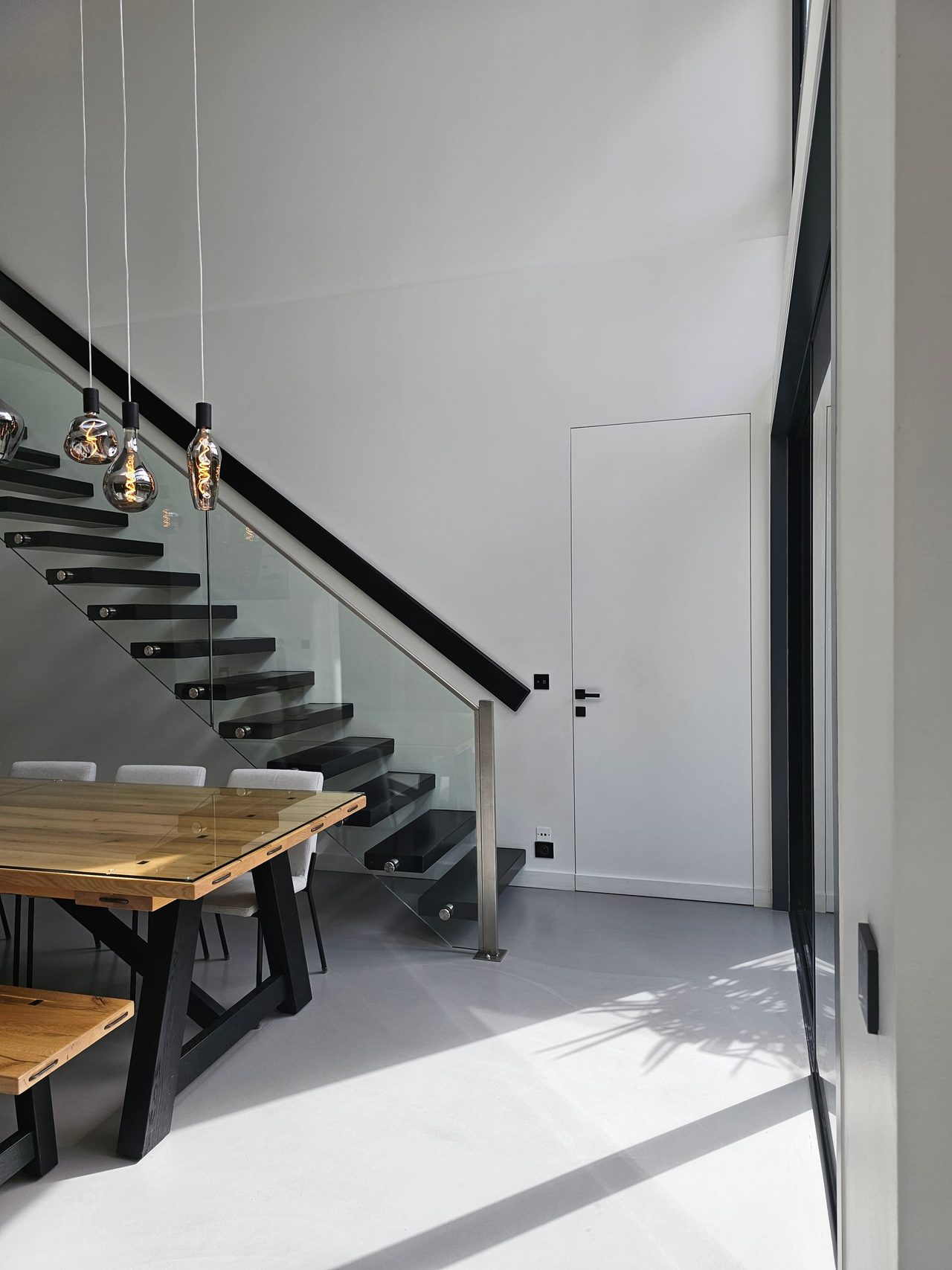 Villa Casanova, Cannes — escalier, rénovation de villa par Créa'Home