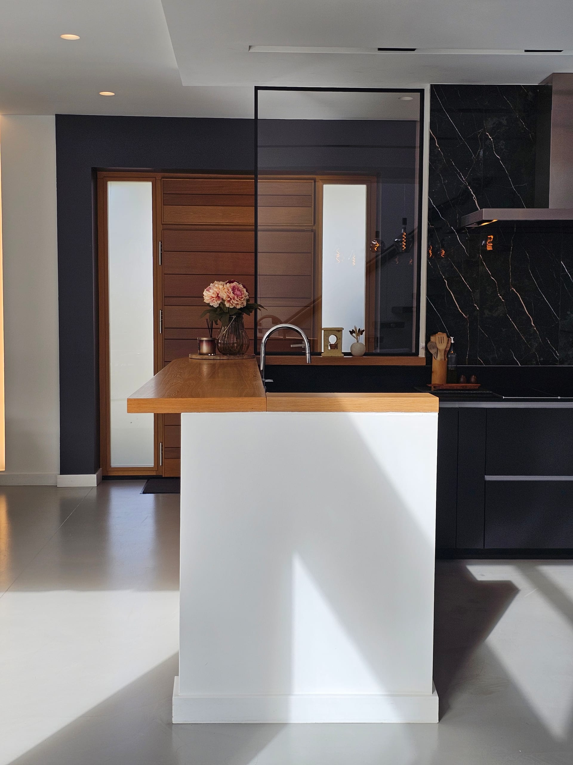 Villa Casanova, Cannes — cuisine, rénovation de villa par Créa'Home