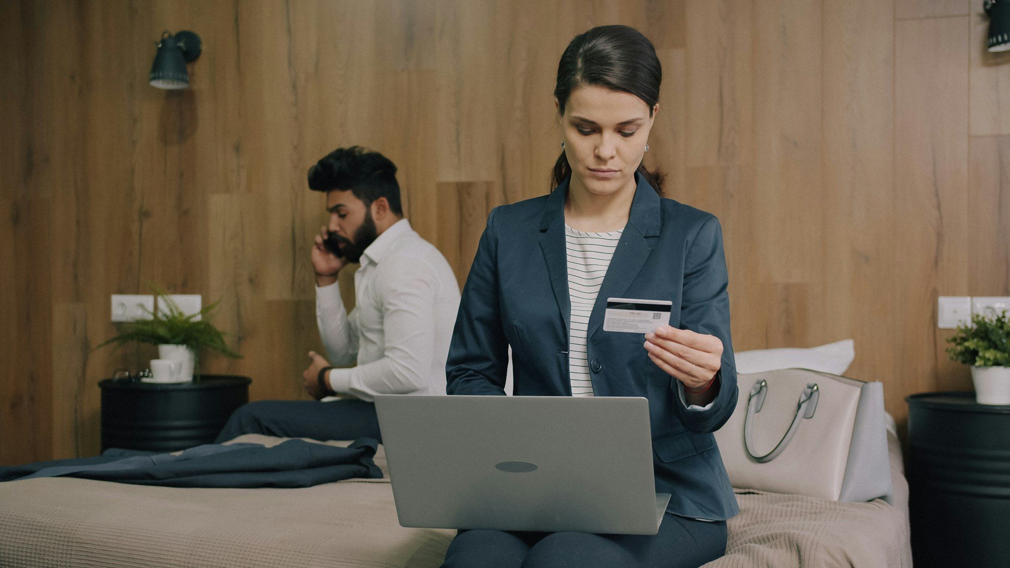 Una donna paga online con la carta di credito al computer portatile