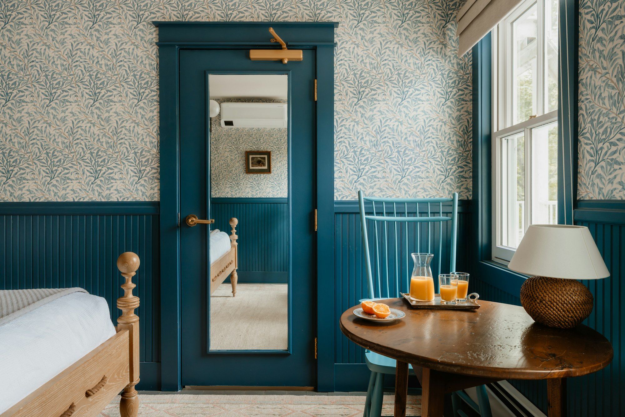 Camera accogliente di un B&B con letto matrimoniale e bevande sul tavolino (foto di Clay Banks, Unsplash)