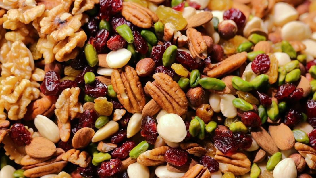 Frutta a guscio mista: noci, noci pecan, pistacchi e mandorle