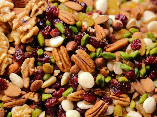 Frutta a guscio mista: noci, noci pecan, pistacchi e mandorle