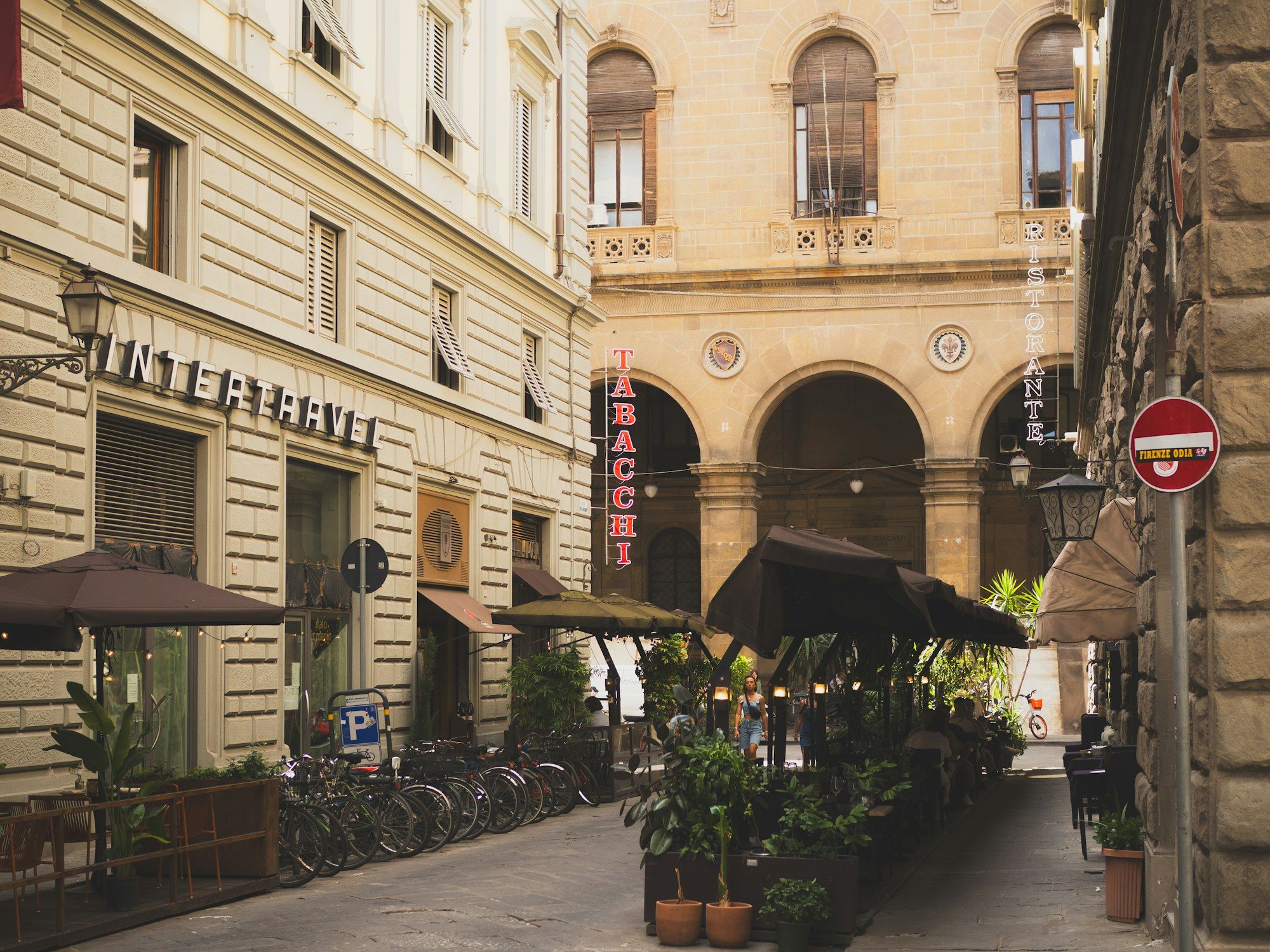 Strada con locali e tavolini all'aperto