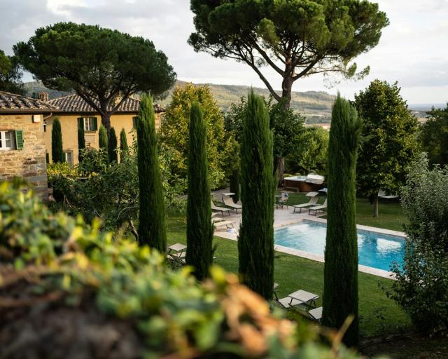 Casale toscano con cipressi e piscina