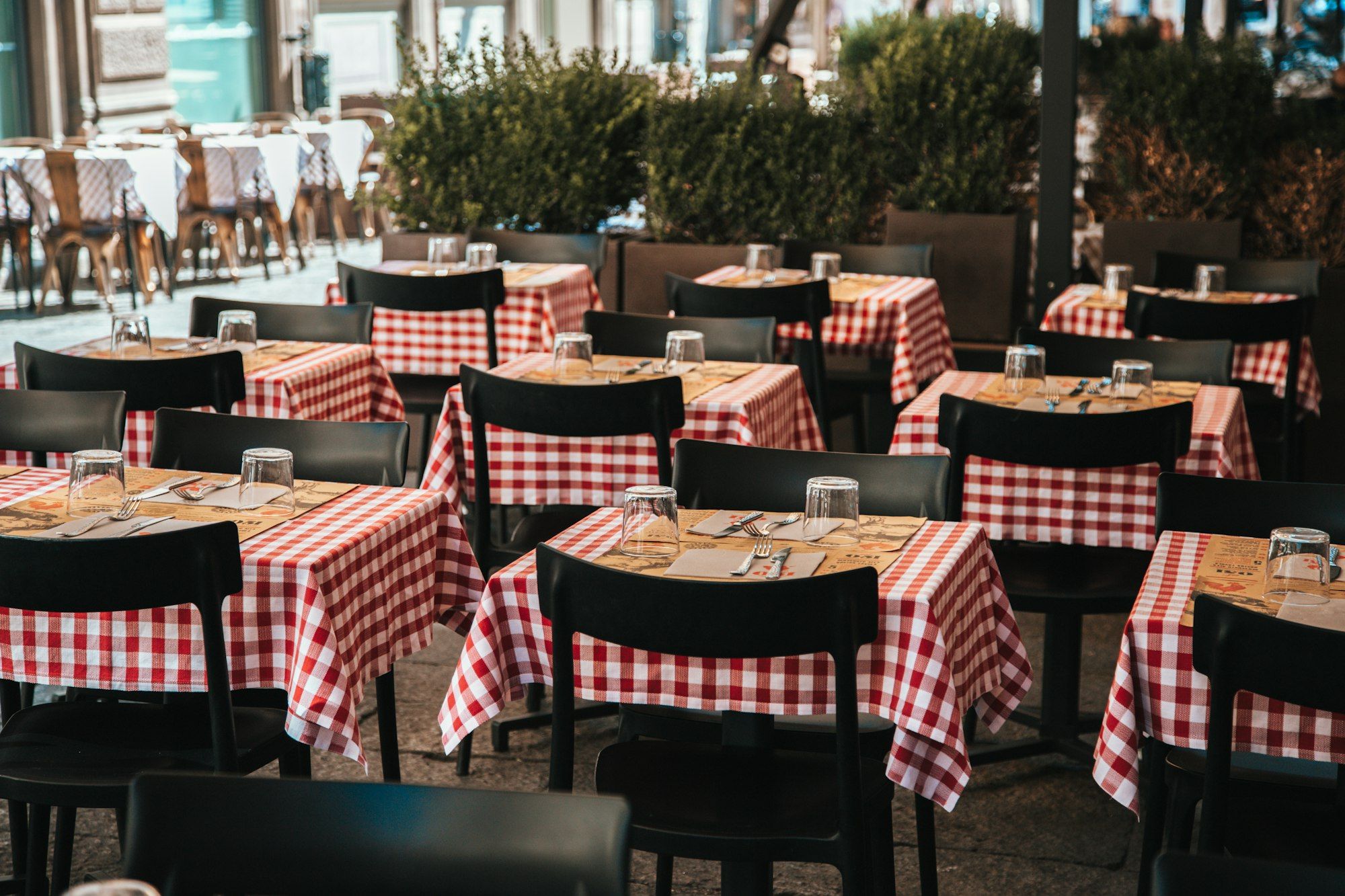 Trattoria con le tovaglie a quadri bianchi e rossi
