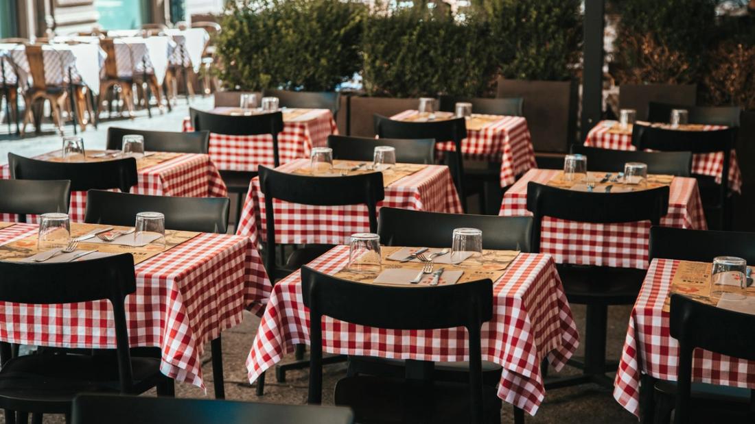 Trattoria con le tovaglie a quadri bianchi e rossi
