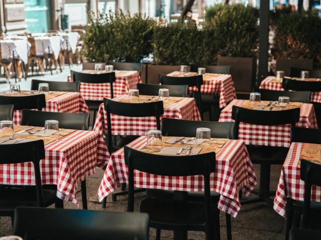 Trattoria con le tovaglie a quadri bianchi e rossi