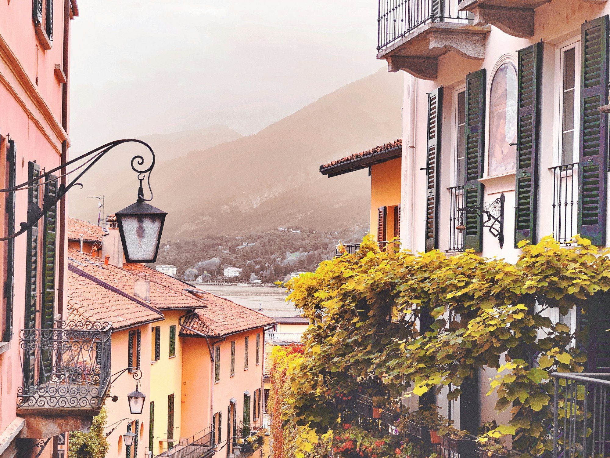Case color pastello di un borgo italiano