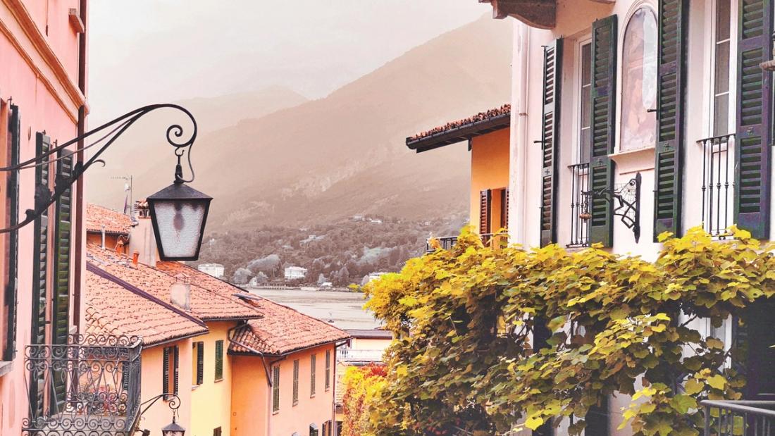 Case color pastello di un borgo italiano