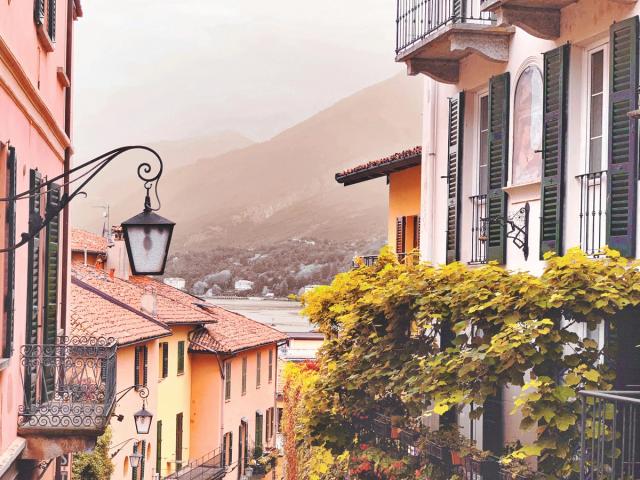 Case color pastello di un borgo italiano