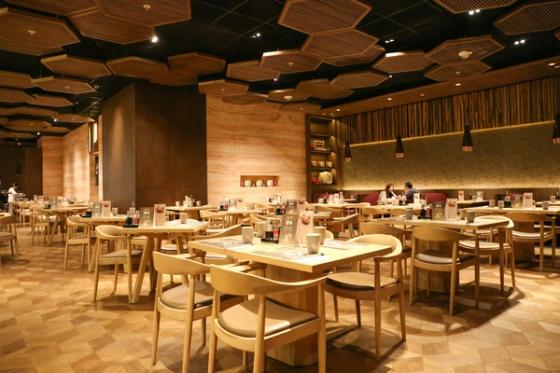 Sala di un ristorante con tavoli e sedie in legno