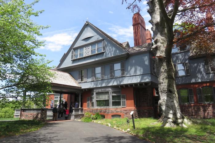 The Queen Anne exterior of Theodore Roosevelt's Sagamore Hill.