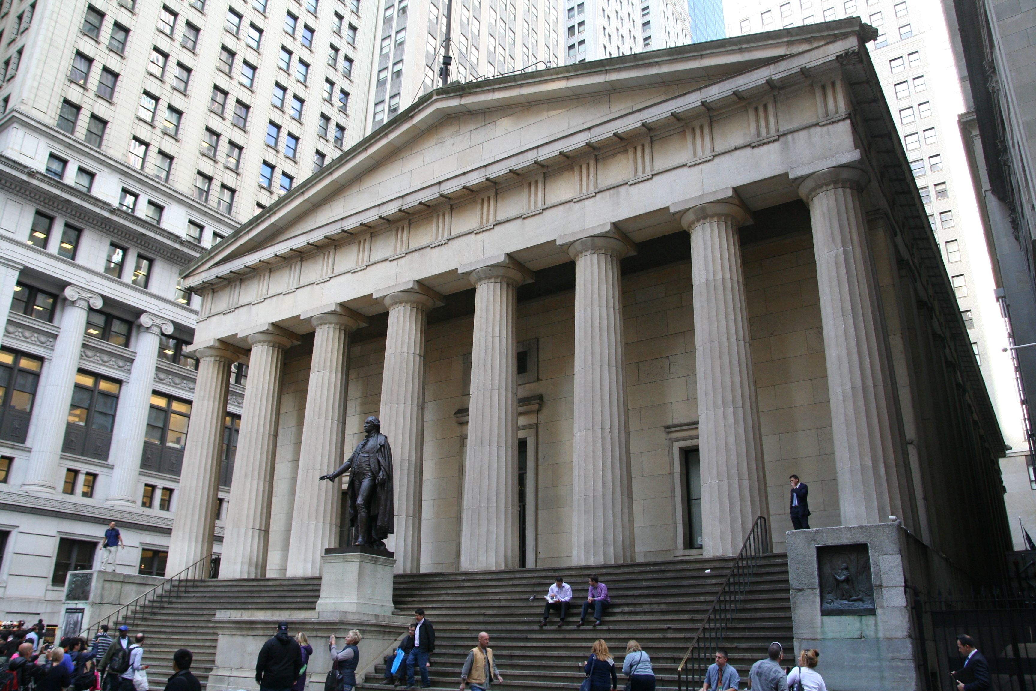 The Greek Revival facade of Federal Hall with the statue of George Washington.
