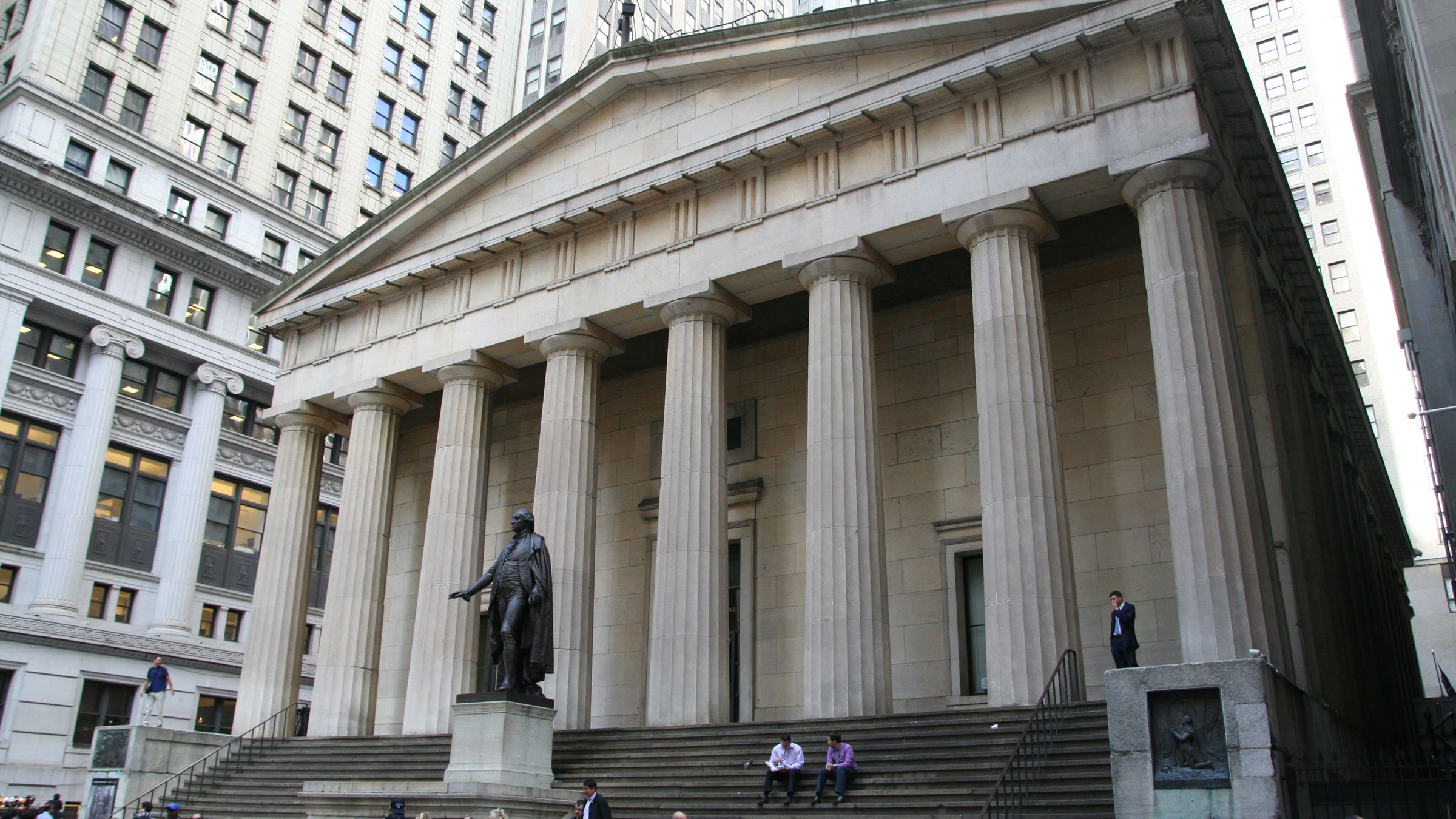 The Greek Revival facade of Federal Hall with the statue of George Washington.
