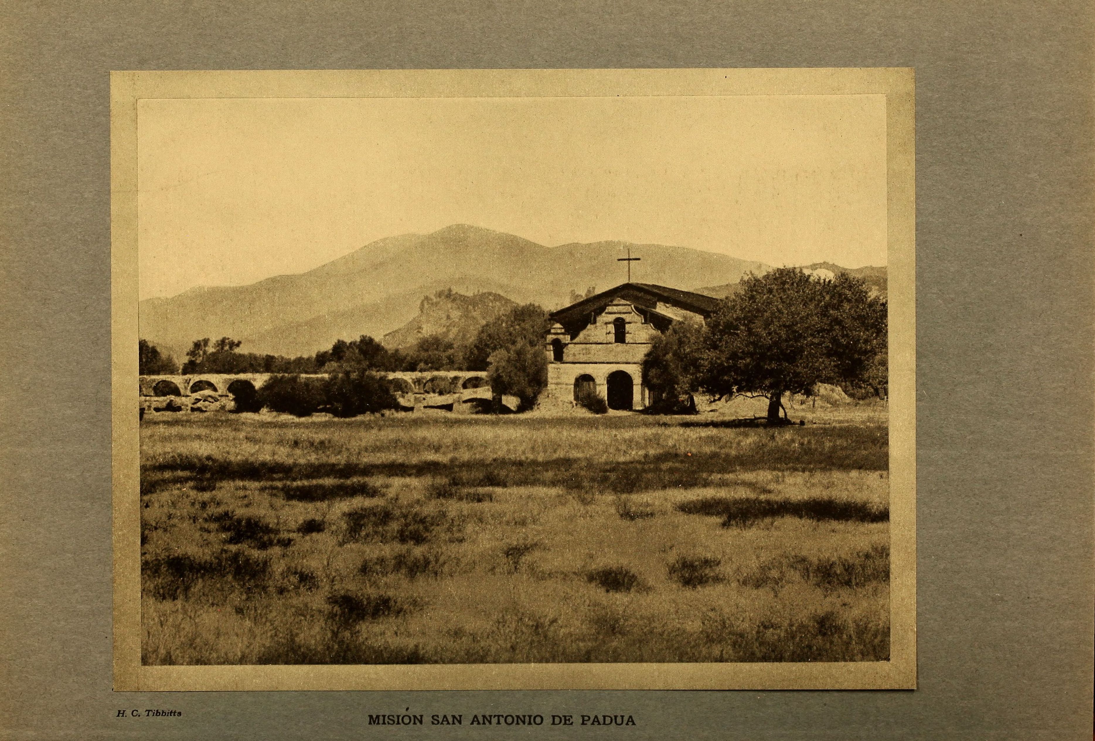 A pre-1913 photograph of Mission San Antonio de Padua before restoration.