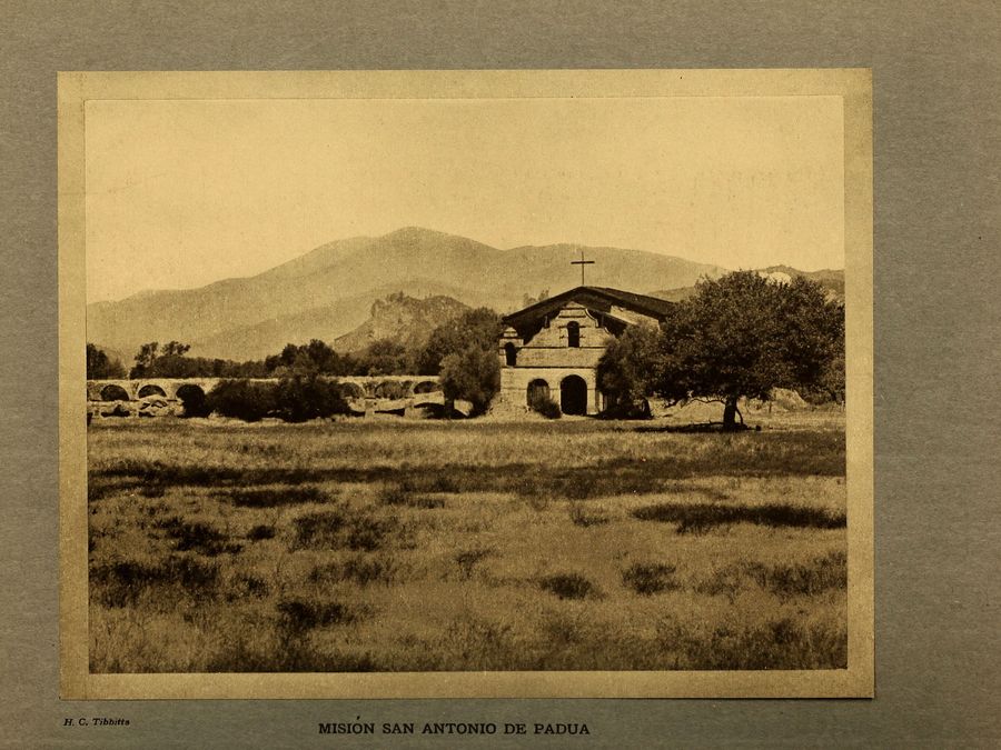 A pre-1913 photograph of Mission San Antonio de Padua before restoration.