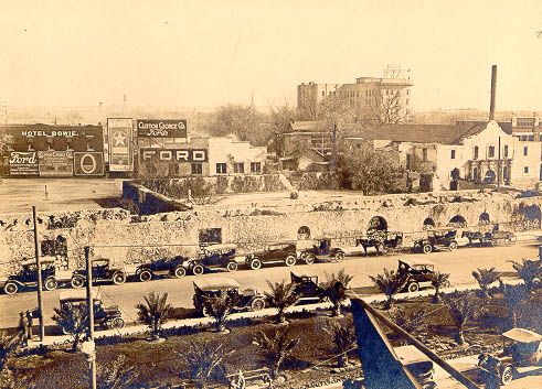 The Alamo mission church in San Antonio, Texas, photographed in 1920.