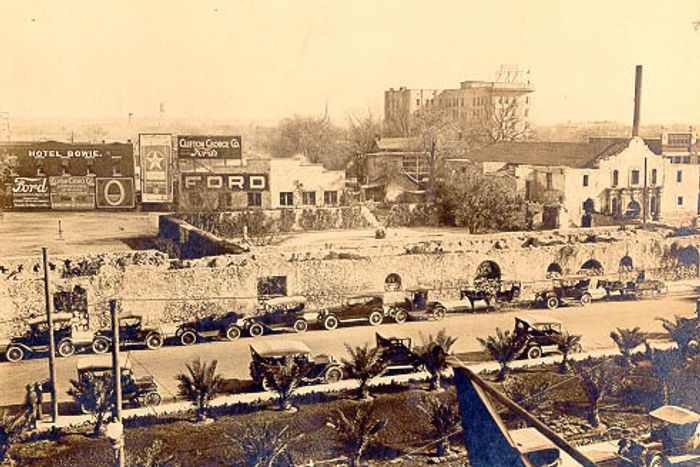 The Alamo mission church in San Antonio, Texas, photographed in 1920.