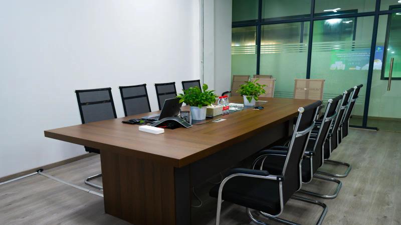 Una sala de reuniones vacía con mesa larga y sillas, a la espera de una decisión que nadie más puede tomar.