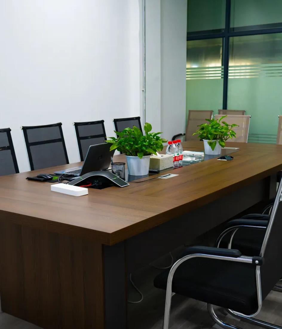 Una sala de reuniones vacía con mesa larga y sillas, a la espera de una decisión que nadie más puede tomar.