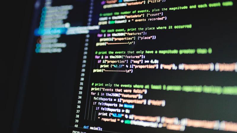 Un monitor con líneas de código, donde se lee el diff en dry-run de las escrituras que propone un agente antes de aplicar nada